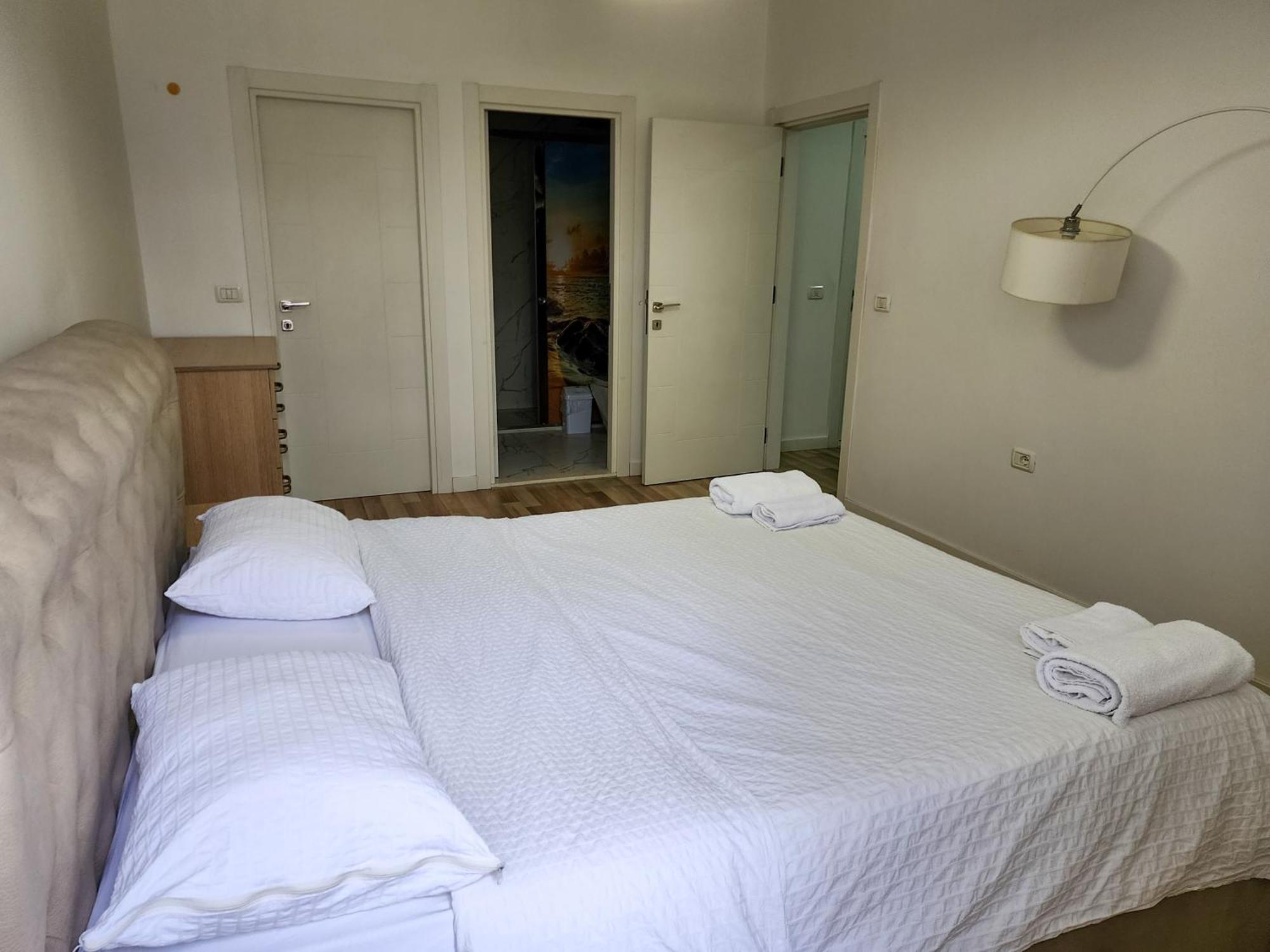 2E Apartment Myslym Shyri Тирана Екстер'єр фото